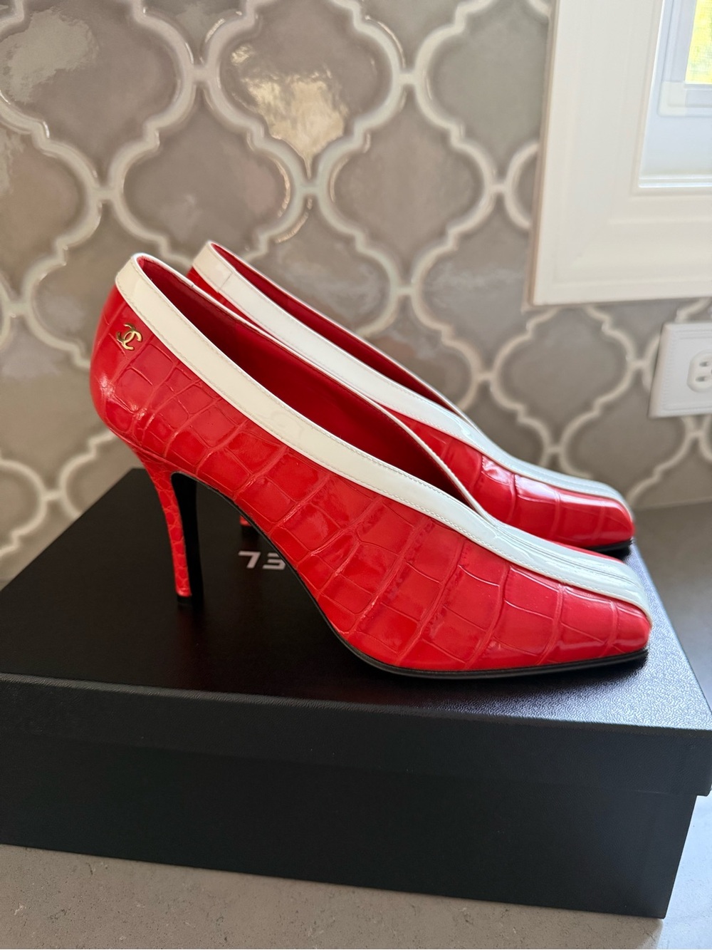 BNWT Chanel 26S Croc Embossed Patent Coral White Leather Pumps Shoes Size 38
